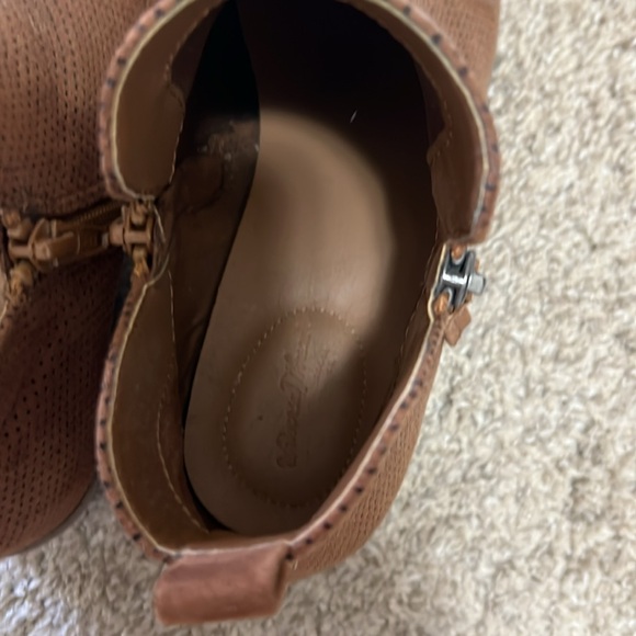 BOOTIES Universal Thread and Loft Outlet - Picture 3 of 7